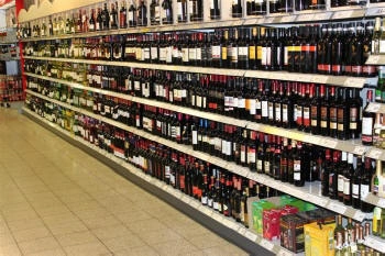 прысценны крамны стэлаж з рэгуляванымі паліцамі